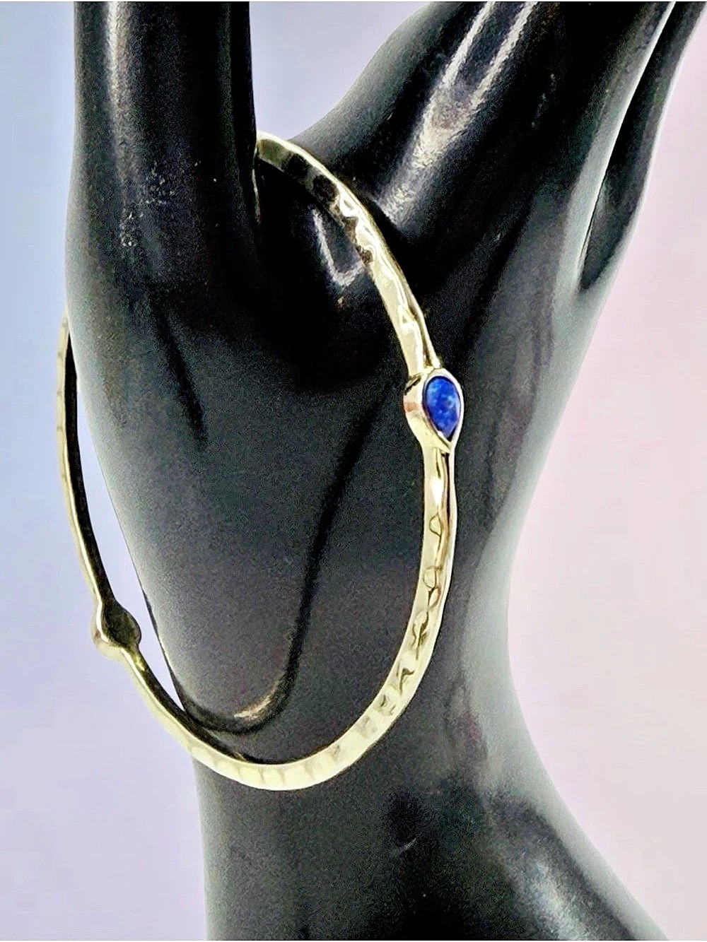 Kendra Scott Gold Tone Hammered Bangle Bracelet 7.75” Blue Purple Fire Opal